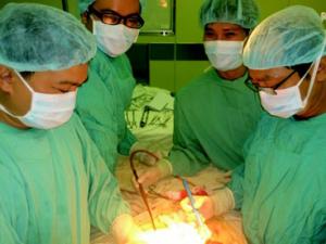 Sức khỏe đời sống - Lần đầu tiên điều trị thành công ung thư dạ dày bằng nội soi