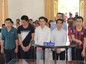 Tin tức trong ngày - Phạt tù 12 bị cáo lợi dụng tuần hành phản đối TQ để gây rối