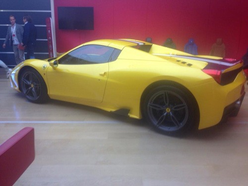 Siêu xe Ferrari 458 Spider Speciale lộ ảnh trần trụi - 1