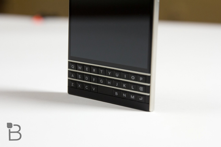 Mục đích mà BlackBerry Passport hướng đến chính là đối tượng doanh nhân, nên máy có thiết kế dựa trên cuốn hộ chiếu với kích thước tương đương, vuông vắn, khung bằng thép, khá đặc biệt.
