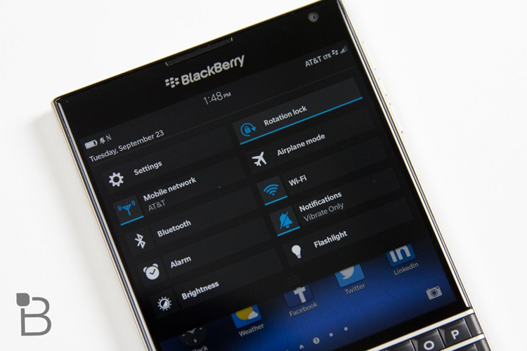 BlackBerry cũng giới thiệu cả tính năng Assistant được mô tả như là 'trợ lý ảo đầu tiên được tạo ra cho mục đích công việc'. Không giống như Google Now hoặc Siri, trợ lý BlackBerry sẽ có thể truy cập dữ liệu an toàn trong một kho dữ liệu an toàn.
