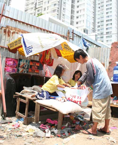 Trải lòng của ông bố sống cùng hai con gái ở vỉa hè - 2