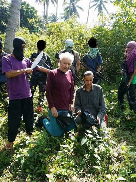 Phiến quân Algeria chặt đầu con tin người Pháp - 2