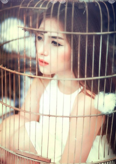 Ngắm cô gái xinh đẹp chụp ảnh trong lồng chim - 2