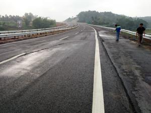 Tin tức trong ngày - Nứt cao tốc dài nhất VN: “Không thể đổ lỗi cho đất yếu”