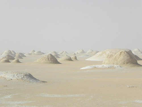 Những "tác phẩm điêu khắc kỳ bí" ở sa mạc Trắng - 1