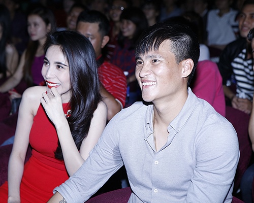 Công Vinh cưới Thủy Tiên trên sân khấu - 12