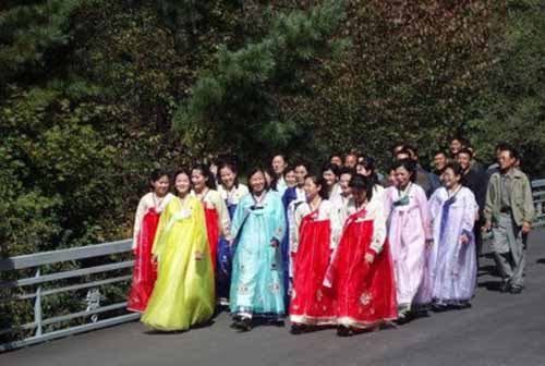 Tục lệ xưa kỳ lạ: Mặc quần dài là vi phạm pháp luật Triều Tiên - 1