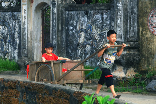 Trò chơi mộc mạc của hai anh em ở đình làng Đại Đồng, huyện Thạch Thất.
