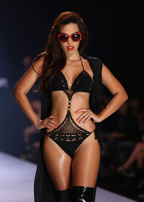 Hà Anh diện áo tắm nóng bỏng trên sàn catwalk - 2