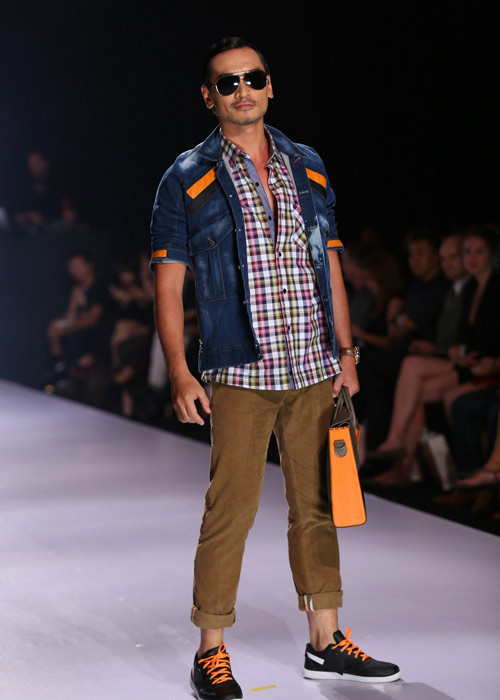 Hà Anh diện áo tắm nóng bỏng trên sàn catwalk - 4