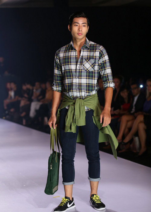 Hà Anh diện áo tắm nóng bỏng trên sàn catwalk - 5