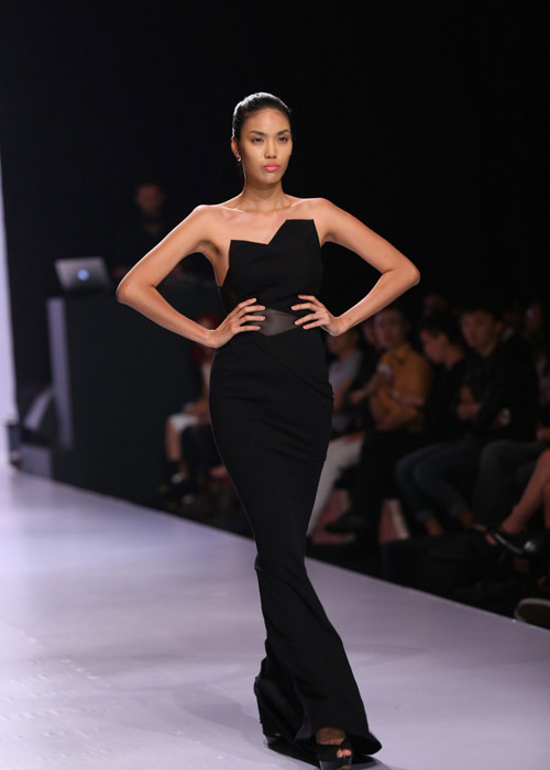 Hà Anh diện áo tắm nóng bỏng trên sàn catwalk - 7