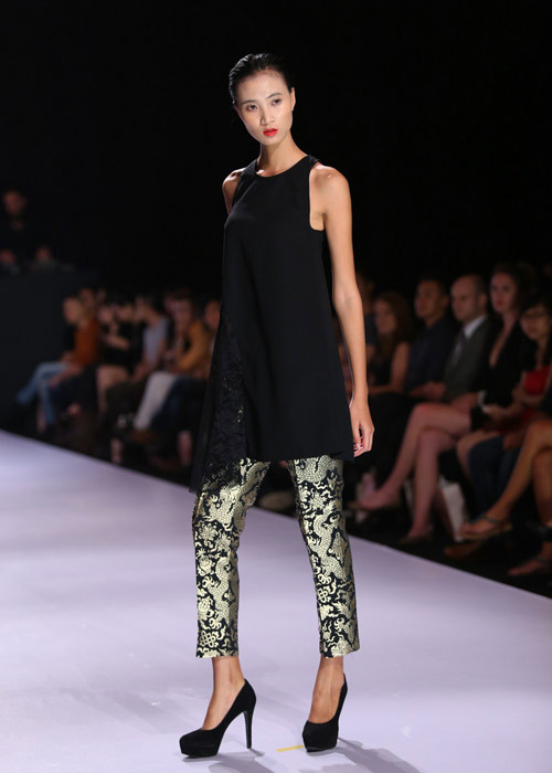 Hà Anh diện áo tắm nóng bỏng trên sàn catwalk - 9