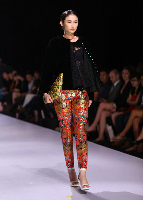 Hà Anh diện áo tắm nóng bỏng trên sàn catwalk - 10