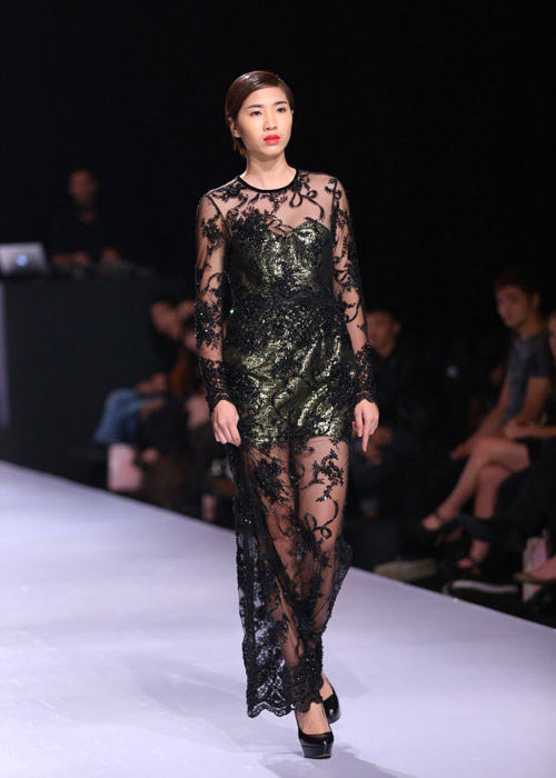 Hà Anh diện áo tắm nóng bỏng trên sàn catwalk - 11