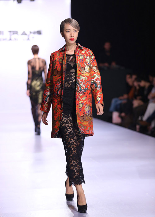 Hà Anh diện áo tắm nóng bỏng trên sàn catwalk - 8