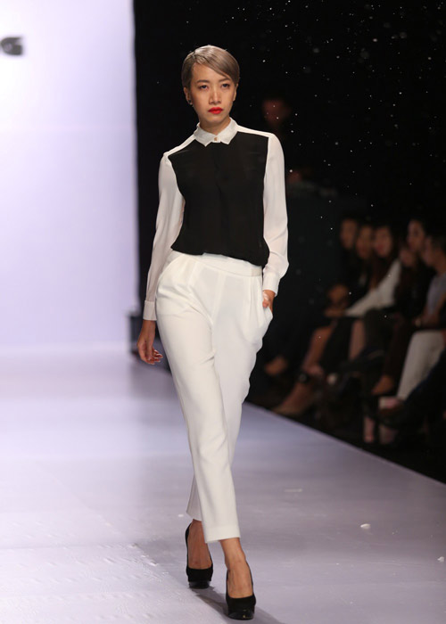 Hà Anh diện áo tắm nóng bỏng trên sàn catwalk - 12