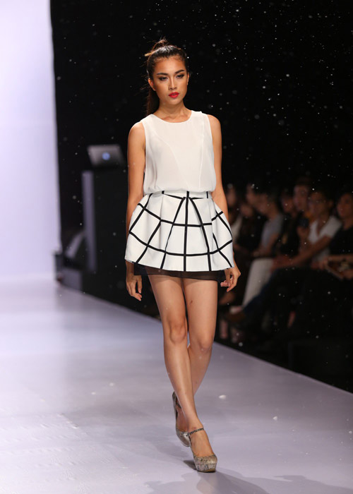 Hà Anh diện áo tắm nóng bỏng trên sàn catwalk - 13