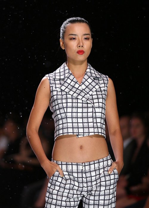 Hà Anh diện áo tắm nóng bỏng trên sàn catwalk - 14