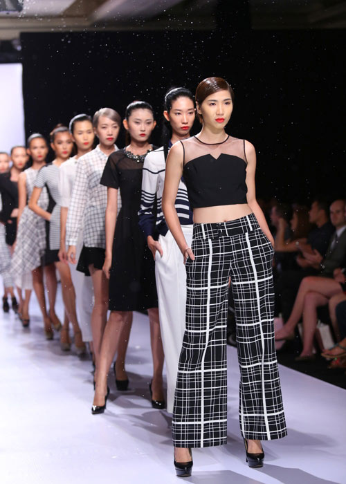 Hà Anh diện áo tắm nóng bỏng trên sàn catwalk - 15