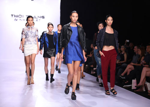 Hà Anh diện áo tắm nóng bỏng trên sàn catwalk - 2