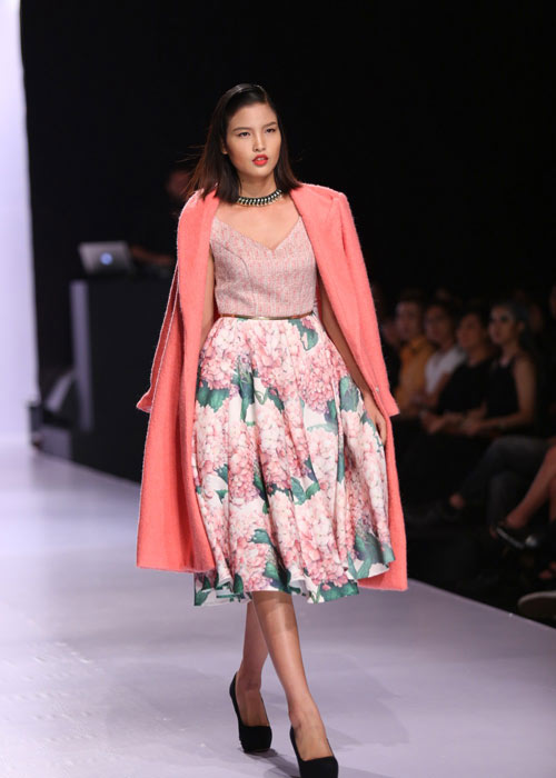 Hà Anh diện áo tắm nóng bỏng trên sàn catwalk - 3