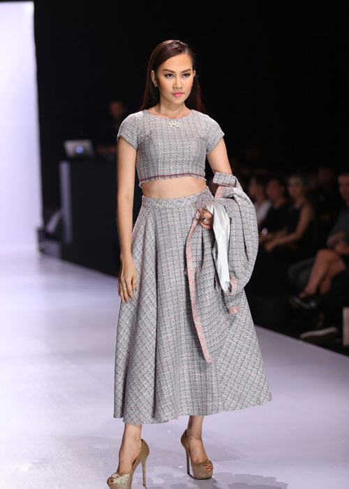 Hà Anh diện áo tắm nóng bỏng trên sàn catwalk - 4