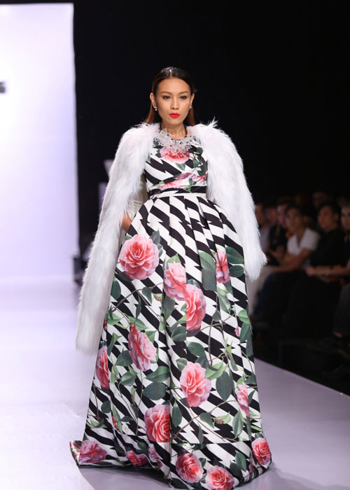 Hà Anh diện áo tắm nóng bỏng trên sàn catwalk - 5