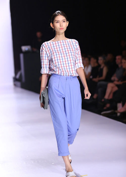 Hà Anh diện áo tắm nóng bỏng trên sàn catwalk - 6