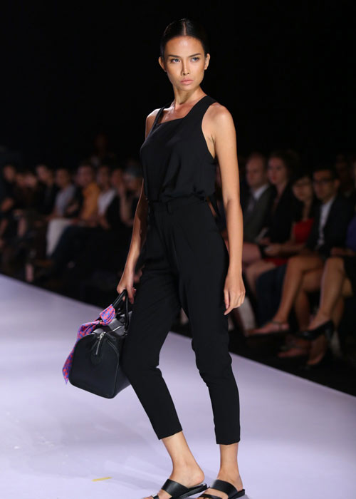 Hà Anh diện áo tắm nóng bỏng trên sàn catwalk - 9