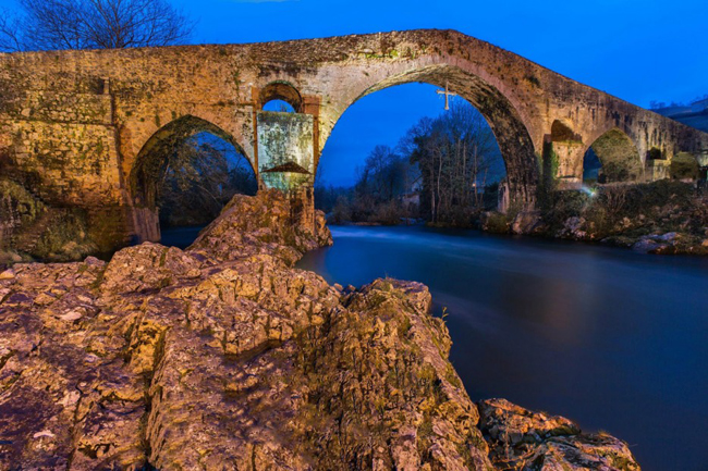 20. Cây cầu đá có từ thời Trung cổ, bắc qua sông Sella, Cangas de Onis, Asturias (Tây Ban Nha).