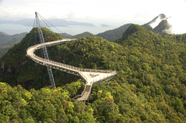 22. Cầu Langkawi Sky (Malaysia): Langkawi Sky là cây cầu cáp có hình dạng uốn cong, dài 125m, nằm trên đỉnh núi Gunung Cicang, thuộc hòn đảo Pulau Langkawi. Bước chân trên cây cầu này, du khách sẽ có cảm giác được gần gũi với thiên nhiên, cỏ cây và nhiều loài động vật hoang dã.