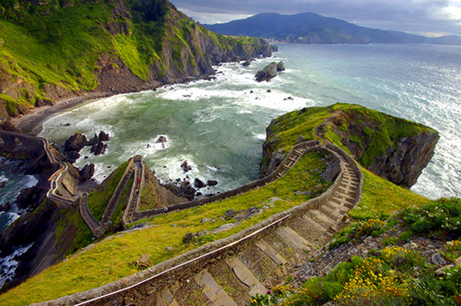 24. Cây cầu siêu mỏng và ngoằn ngoèo tại hòn đảo San Juan de Gastelugatxe, xứ Basque&nbsp;(Tây Ban Nha).&nbsp;