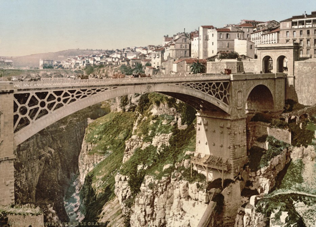 5. Cây cầu bắc ngang hẻm núi sâu hút thuộc thành phố cổ Constantine, Algeria.