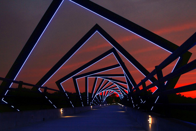 6. Cầu High Trestle, thuộc tiểu bang Iowa (Mỹ): Cây cầy được xây dựng vào năm 1970, nối liền tuyến đường sắt từ Ankeny đến Woodward. Nhưng đến năm 2000, chính quyền địa phương đã cho dỡ bỏ đường ray&nbsp;cho xe đạp và&nbsp;người đi bộ được phép&nbsp;lưu thông. Cho đến ngày nay, cây cầu là một trong những điểm thu hút đông đảo du khách khi đến&nbsp;Iowa.