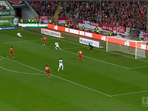 Bóng đá - Pha bỏ lỡ không tưởng của tuyển thủ Đức