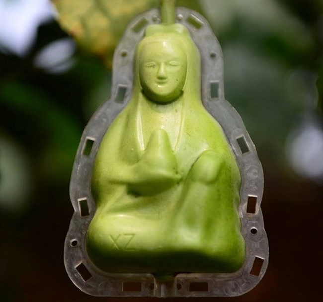 Quả lê có hình Quan Thế Âm Bồ Tát.


