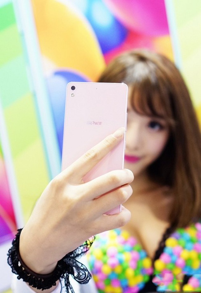 Vẻ sexy đầy mê hoặc của người đẹp bên smartphone

Chân dài "tự sướng" khoe vòng 1 căng tròn bên smartphone

Những bóng hồng xinh đẹp của Sony tại IFA 2014

Vì sao hơn 100 mỹ nhân thế giới bị lộ ảnh nóng?

Người đẹp khoe đường cong gợi cảm bên smartphone
