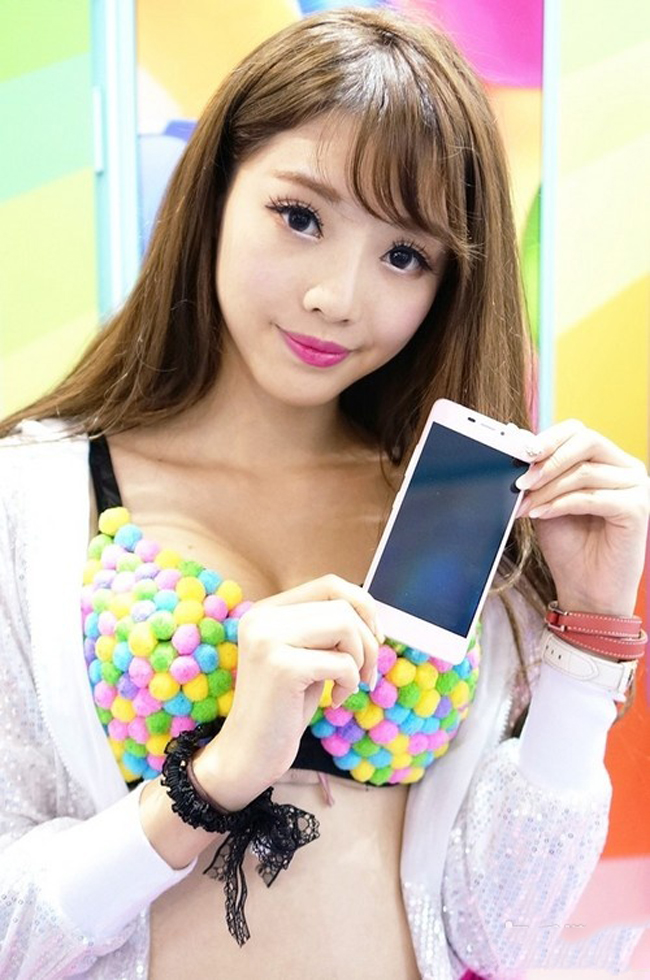 Vẻ sexy đầy mê hoặc của người đẹp bên smartphone

Chân dài "tự sướng" khoe vòng 1 căng tròn bên smartphone

Những bóng hồng xinh đẹp của Sony tại IFA 2014

Vì sao hơn 100 mỹ nhân thế giới bị lộ ảnh nóng?

Người đẹp khoe đường cong gợi cảm bên smartphone
