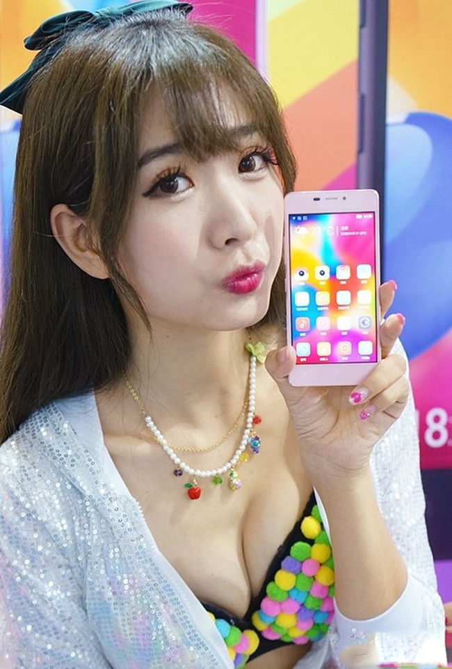 Vẻ sexy đầy mê hoặc của người đẹp bên smartphone

Chân dài "tự sướng" khoe vòng 1 căng tròn bên smartphone

Những bóng hồng xinh đẹp của Sony tại IFA 2014

Vì sao hơn 100 mỹ nhân thế giới bị lộ ảnh nóng?

Người đẹp khoe đường cong gợi cảm bên smartphone
