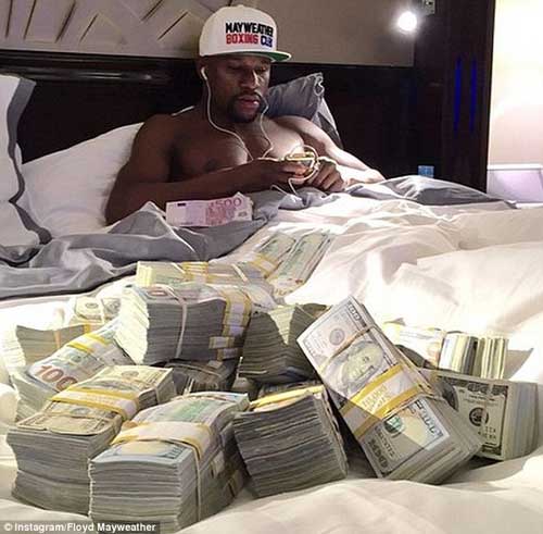 Mayweather “dị hợm” khoe 1 triệu USD...trên giường - 1