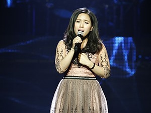 Ca nhạc - MTV - Thùy Chi tái xuất xinh đẹp trên sân khấu "Bài hát Việt"