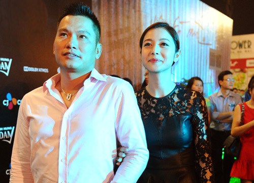 Jennifer Phạm diện váy da xuyên thấu đi xem phim - 3