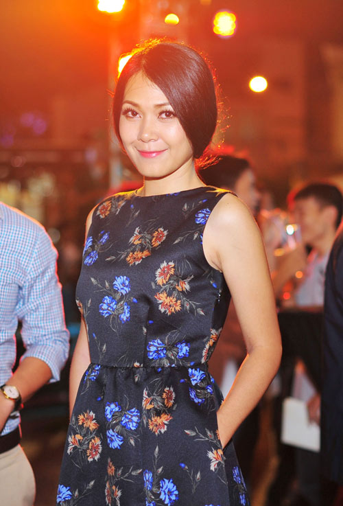 Jennifer Phạm diện váy da xuyên thấu đi xem phim - 2