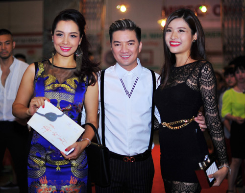 Jennifer Phạm diện váy da xuyên thấu đi xem phim - 6