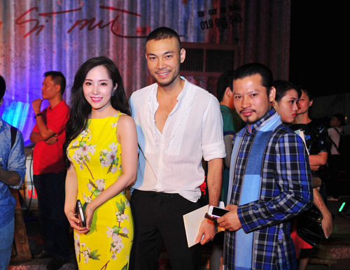 Jennifer Phạm diện váy da xuyên thấu đi xem phim - 7