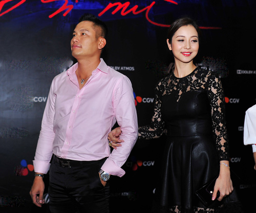 Jennifer Phạm diện váy da xuyên thấu đi xem phim - 2