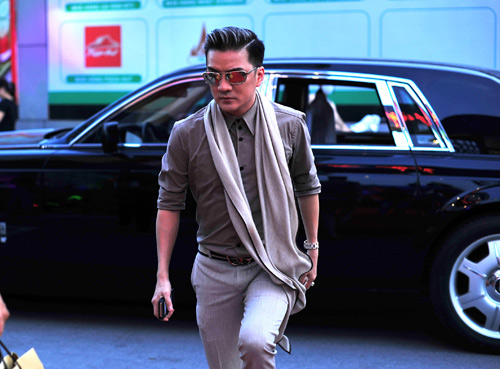 Jennifer Phạm diện váy da xuyên thấu đi xem phim - 4