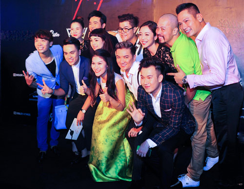 Jennifer Phạm diện váy da xuyên thấu đi xem phim - 8